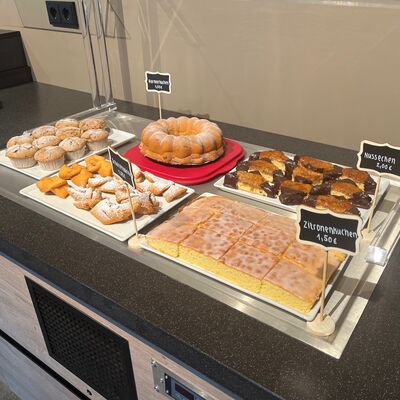 Bild vergr&ouml;&szlig;ern: Hausgemachte Kuchen und Torten