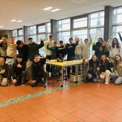 Bild vergr&ouml;&szlig;ern: Johanniter Weihnachtstrucker Aktion 2025 - Klasse 8CM der Doktor-Eisenbarth-Mittelschule Oberviechtach