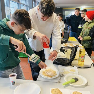 Bild vergr&ouml;&szlig;ern: Johanniter Weihnachtstrucker Aktion 2025 - Klasse 8CM der Doktor-Eisenbarth-Mittelschule Oberviechtach