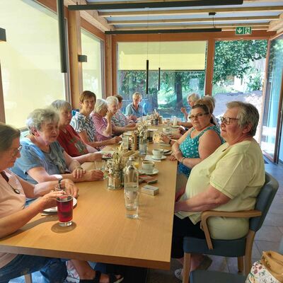 Bild vergr&ouml;&szlig;ern: Senioren-Stammtisch im Cafe "KaffeeZeit - Das Dorfcafe"