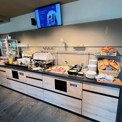Bild vergr&ouml;&szlig;ern: Eröffnug Cafe Mai 2025